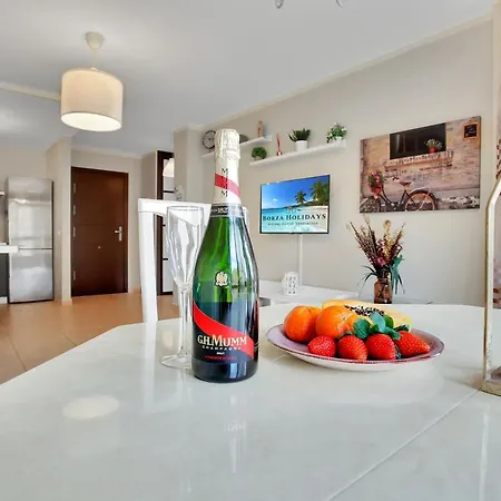 Apartment Bright Mocan, Garage,pool, Fiber, Padel Court *